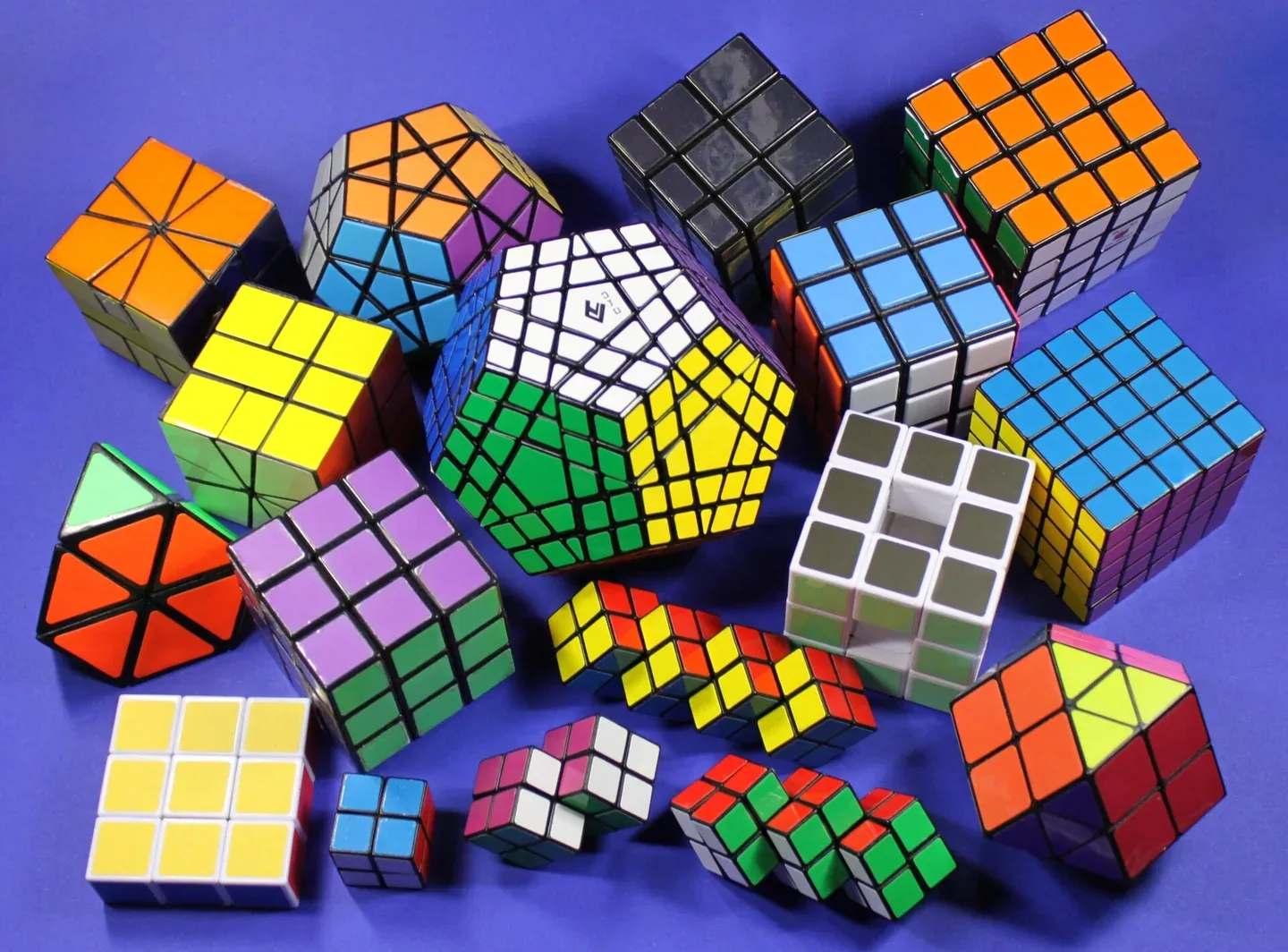 Rubik's Cube Display Cases: Boxes, Stands and Puzzle Sizes