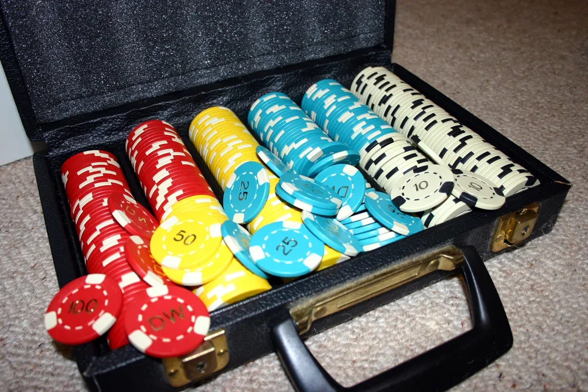 Poker Chip Display Cases: Faces, Holders and Cabinet Capacity