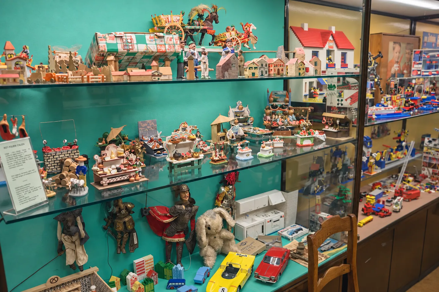 Acrylic vs Glass Display Cases: What to Check Before Buying